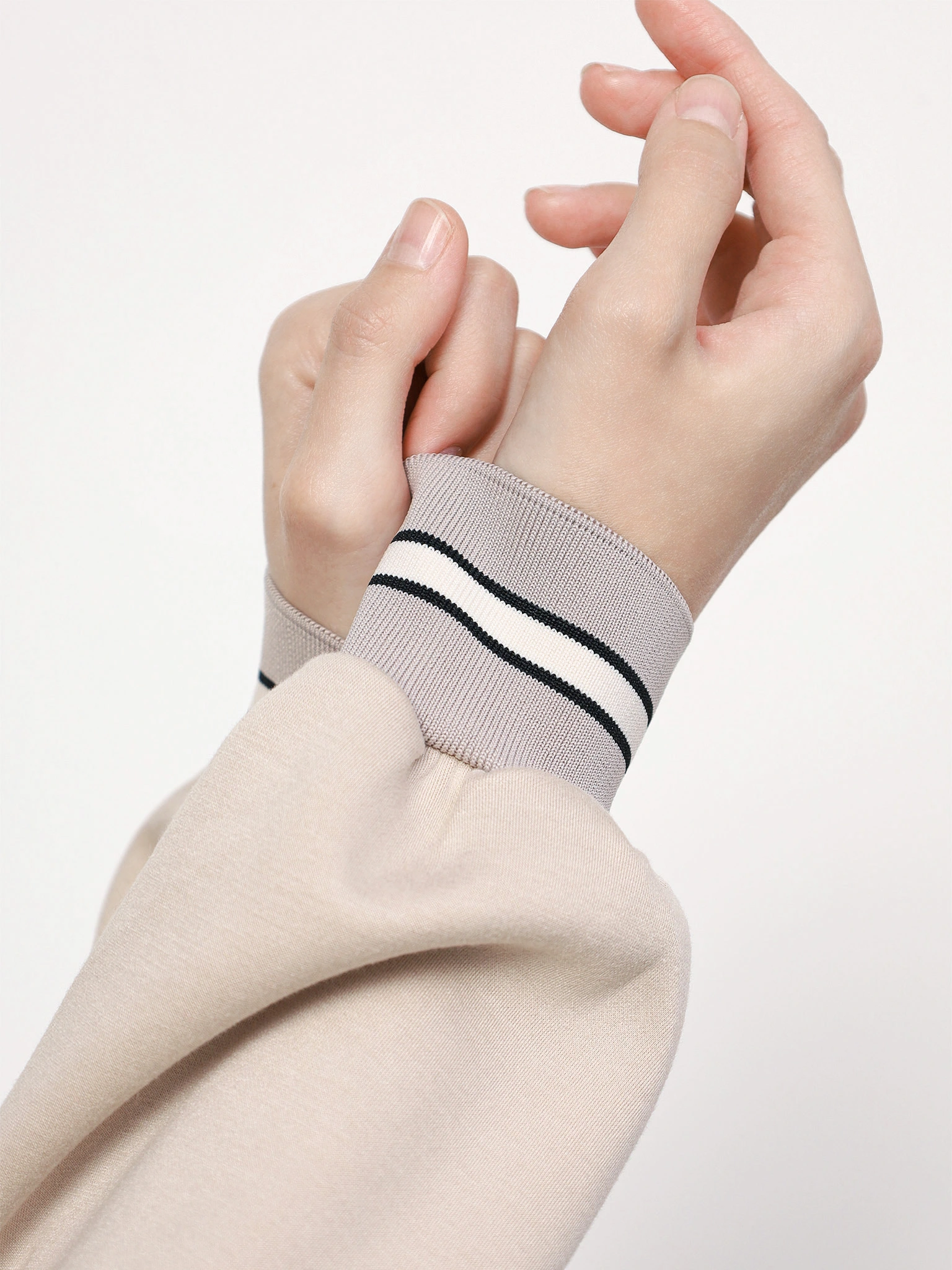 Джемпер бежевого цвета со стразами